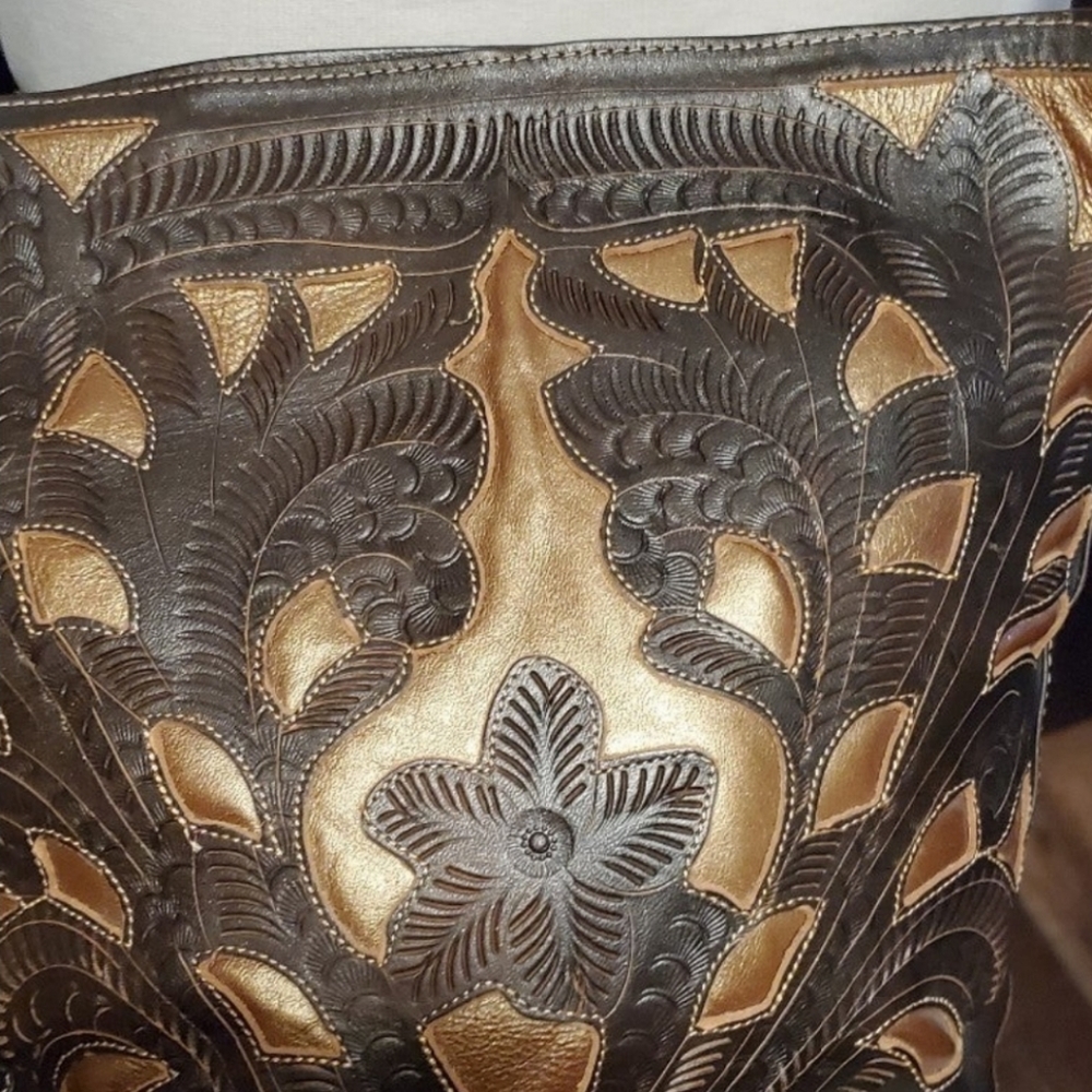 Beautiful leather cut out handbag - Picture 2 of 6